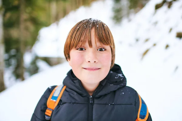 Kışın Ormanda Yürüyüş Yapan Sevimli Bir Çocuğun Açık Hava Portresi — Stok fotoğraf