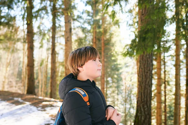 冬天森林里徒步旅行的可爱孩子的户外肖像 穿着背靠背的山地徒步旅行的小男孩 — 图库照片