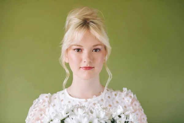 Piękno Portret Dość Młody Roku Życia Nastolatek Dziewczyna Noszenie Białą — Zdjęcie stockowe