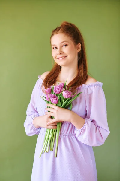 Skönhet Porträtt Ganska Unga Gammal Rödhårig Tonåring Flicka Bär Lila — Stockfoto