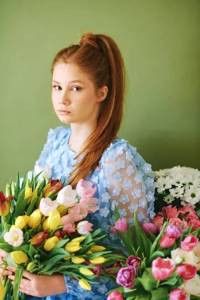 Portret Młodej Dziewczyny Wieku Lat Otoczonej Wiosennymi Kwiatami Pozującej Zielone — Zdjęcie stockowe