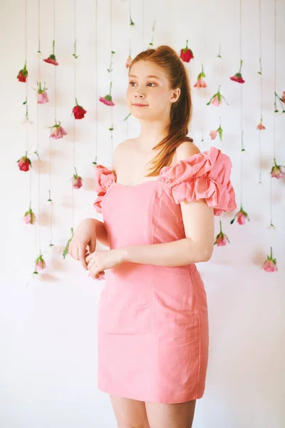Студійний Портрет Красивої Молодої Дівчини Підлітка Років Яка Носить Рожеве — стокове фото
