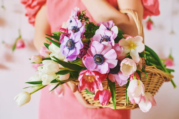 Vrouw Houden Mand Met Veel Kleurrijke Bloemen Lente Achtergrond — Stockfoto