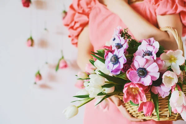 Vrouw Houden Mand Met Veel Kleurrijke Bloemen Lente Achtergrond — Stockfoto