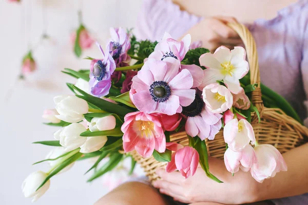 Kvinna Innehav Korg Med Många Färgglada Blommor Vår Bakgrund — Stockfoto