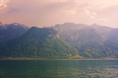 Gün batımında güzel bir dağda, Cenevre Gölü, İsviçre