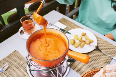  Domates fondüsü Valais bölgesine özgüdür ve domates veya domates ezmesinden oluşur.