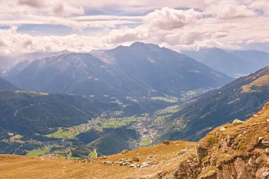 Alp dağı vadisinin panoramik manzarası, Bellwald, Valais, İsviçre