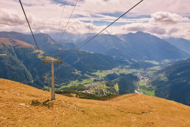 Alp dağı vadisinin panoramik manzarası, Bellwald, Valais, İsviçre