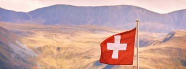 İsviçre bayrağı İsviçre alp dağına karşı, sonbahar mevsimi
