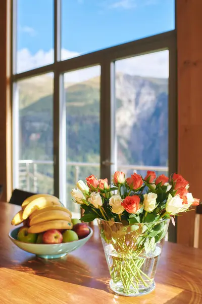 Mesa Jantar Com Rosas Coloridas Tigela Banana Resort Montanha — Fotografia de Stock