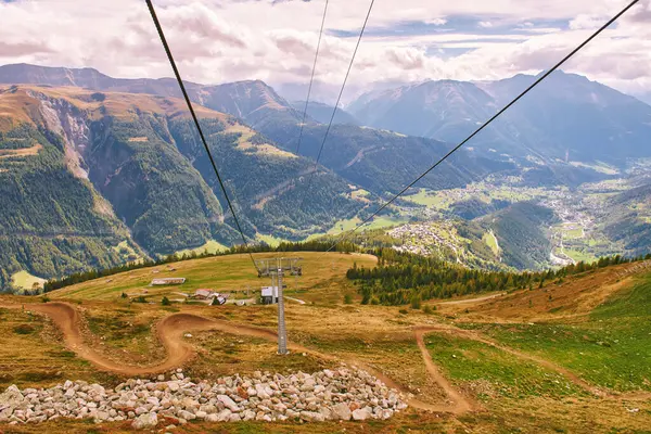 Alp dağı vadisinin panoramik manzarası, Bellwald, Valais, İsviçre