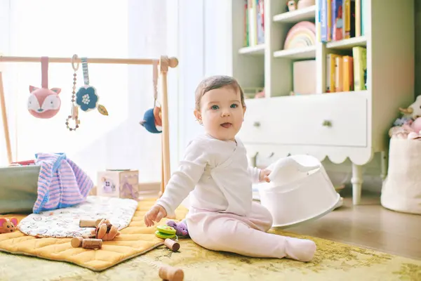 9 aylık sevimli bir bebeğin portresi lazımlıkla oynuyor.