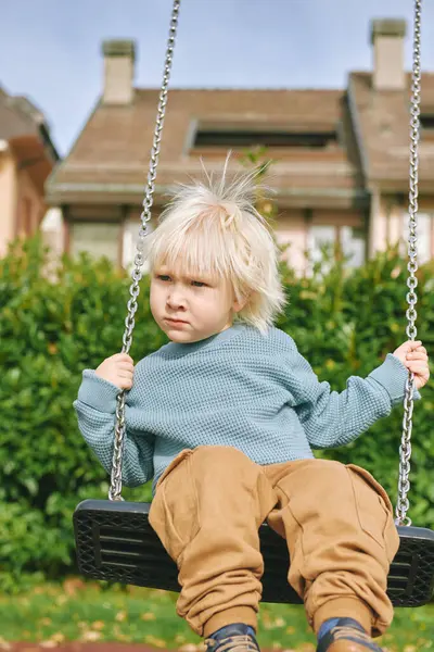Outdoor Portret Van Schattige Kleine Jongen Hebben Plezier Swing Speelplaats Rechtenvrije Stockfoto's