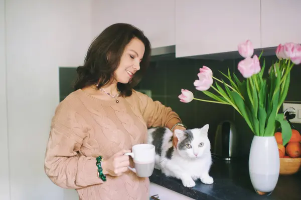 Bir Kediye Sarılan Elinde Çay Kahve Tutan Güzel Bir Genç Stok Fotoğraf