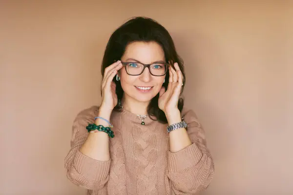 Renkli Arka Planda Poz Veren Gözlüklü Yaşında Güzel Bir Kadının - Stok İmaj
