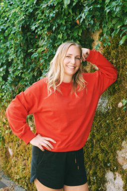 40-45 yaşlarında güzel bir kadının portresi. Sarışın, açık havada poz veren, sağlıklı bir hayat tarzı var.