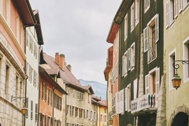 Renkli antik binaları olan eski Annecy kasabası, Haute-Savoie Departmanı, Fransa