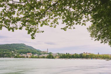 Fransa 'nın en büyük ikinci gölü olan Annecy Gölü' nün manzarası.