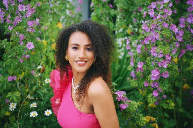 Açık havada, parlak pembe elbiseler giyen güzel bir Afrikalı kadının moda portresi. 
