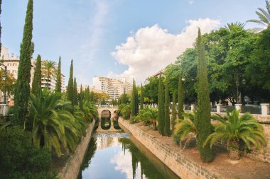 Torrent de Sa Riera su kanalının tarihi manzarası. Palma de Mallorca, Balear Adaları, İspanya