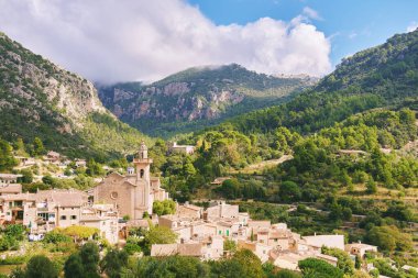 İspanya 'nın Mayorka adasında tarihi bir köy olan Valldemossa