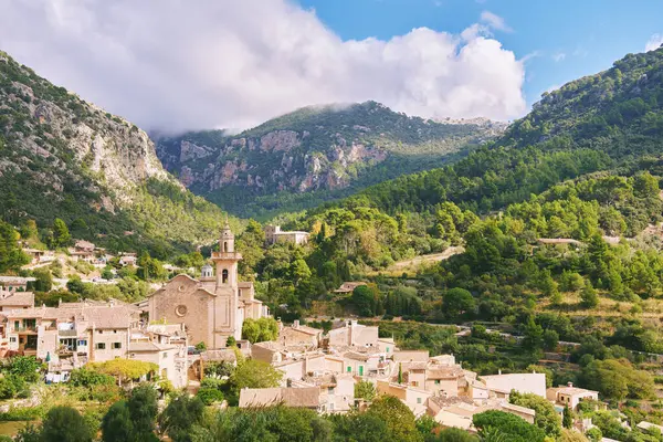 İspanya 'nın Mayorka adasında tarihi bir köy olan Valldemossa