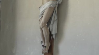 Çarmıhtaki İsa sahnesi, sembolizm ve anlam dolu. Bu resimde, İsa çarmıha gerildiğinde bedeni hırpalanmış ve çürümüş olarak tasvir ediliyor. video