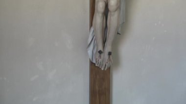 Çarmıhtaki İsa sahnesi, sembolizm ve anlam dolu. Bu resimde, İsa çarmıha gerildiğinde bedeni hırpalanmış ve çürümüş olarak tasvir ediliyor. video