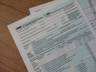 W-2 ve 1040 Vergi Formu. Vergi Ödeme Konsepti. Ofisteki Tablo Vergi Belgesi. Bireysel Gelir Vergisi iadesi, fotoğraf