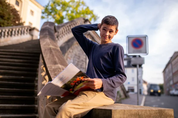 Adolescente Segurando Livro Aberto Mão Coçando Parte Trás Cabeça — Fotografia de Stock