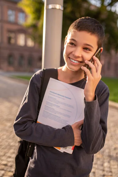 Usmívající Radost Dospívající Učebnicemi Stojící Ulici Mluvící Mobilu — Stock fotografie
