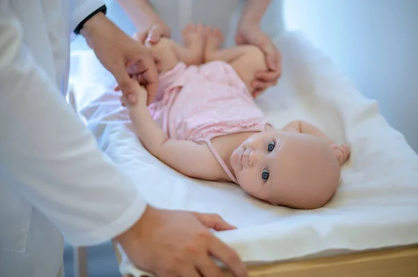 Dysplasie Check Chirurg Untersucht Babybeine Auf Dysplasie — Stockfoto