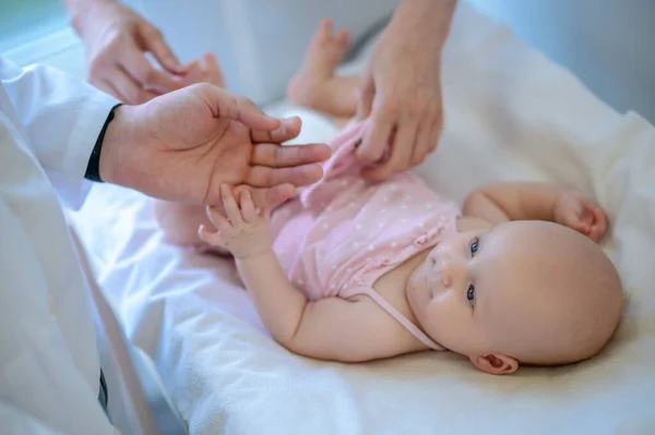 Έλεγχος Δυσπλασίας Χειρουργός Ελέγχει Πόδια Των Μωρών Για Δυσπλασία — Φωτογραφία Αρχείου