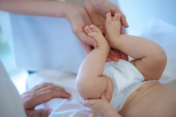 Dysplasie Chirurg Untersucht Gliedmaßen Von Babys Und Bewegt Sie — Stockfoto