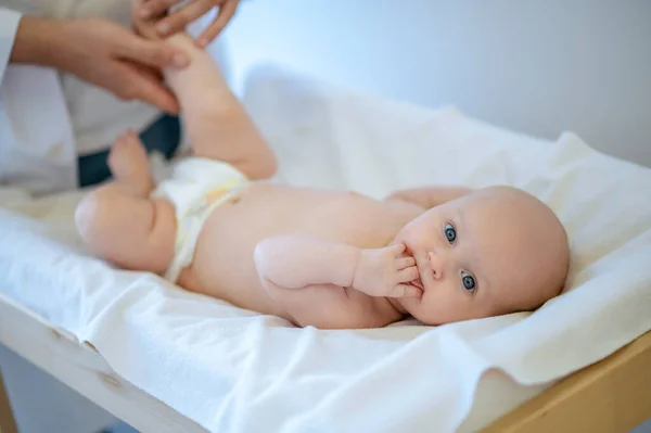 发育不良 外科医生检查婴儿的四肢并移动它们 — 图库照片