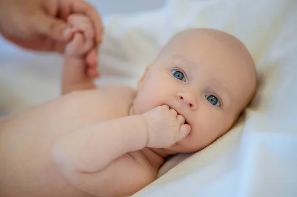 Chequeo Médico Lindo Bebé Teniendo Examen Médico Clínica —  Fotos de Stock