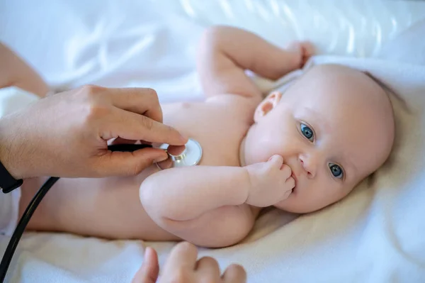 Ritmo Cardíaco Pediatra Masculino Escuchando Corazón Bebé Con Estetoscopio — Foto de Stock