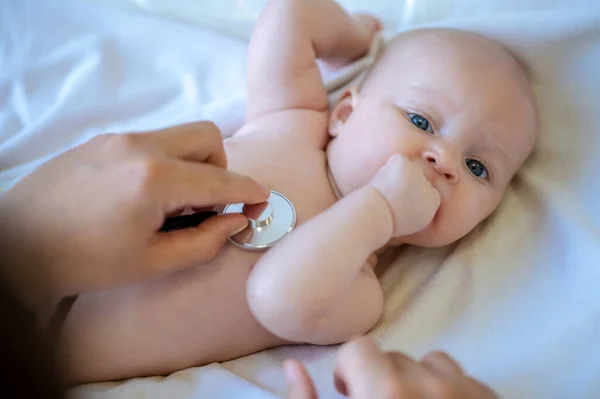 Verificação Médica Bebê Bonito Ter Exame Médico Clínica — Fotografia de Stock