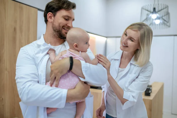Lächelnde Freundliche Kinderärztin Bei Der Körperlichen Untersuchung Der Neugeborenen Patientin — Stockfoto