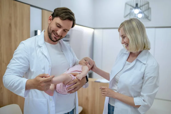 Konzentrierter Junger Kinderarzt Überprüft Die Reflexe Eines Neugeborenen Unterstützt Von — Stockfoto