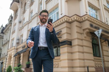 Sokakta. Sokakta yürüyen takım elbiseli yakışıklı bir genç.