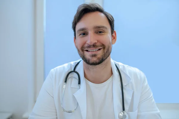 Potret Seorang Pekerja Kesehatan Yang Ceria Dengan Stetoskop Sekitar Leher — Stok Foto