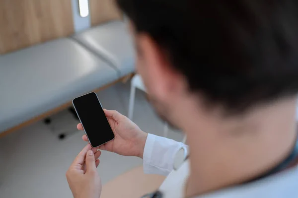 Rückenansicht Eines Arztes Weißen Laborkittel Mit Einem Handy Der Hand — Stockfoto