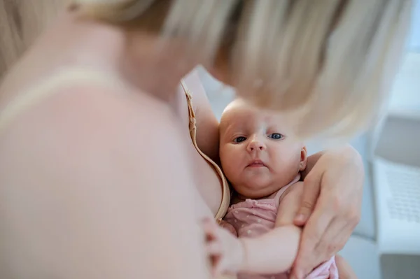Női Szülő Egy Szobában Miközben Egy Nyugodt Aranyos Újszülött Gyermeket — Stock Fotó