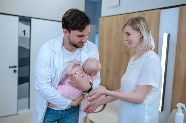 Kinderarzt Laborkittel Gibt Lächelnden Weiblichen Eltern Ein Neugeborenes Zurück — Stockfoto