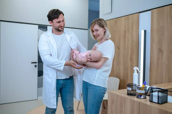 Kinderärztin Laborkittel Gibt Das Baby Nach Der Untersuchung Die Freudige — Stockfoto