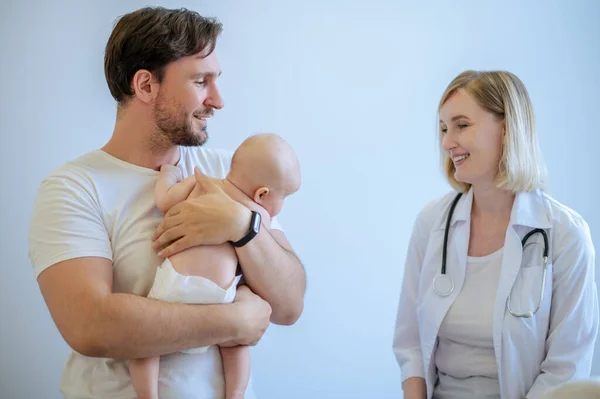 Lachende Ouder Die Pasgeboren Baby Zijn Armen Houdt Terwijl Hij — Stockfoto