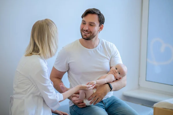 Lächelnde Männliche Eltern Die Das Neugeborene Kind Den Armen Halten — Stockfoto