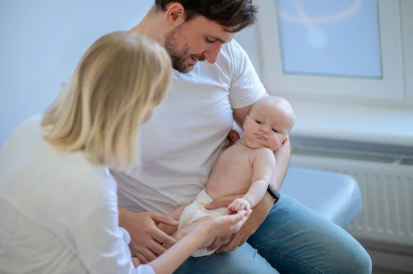 Neugeborenenarzt Bei Der Körperlichen Untersuchung Des Babys Beisein Des Elternteils — Stockfoto
